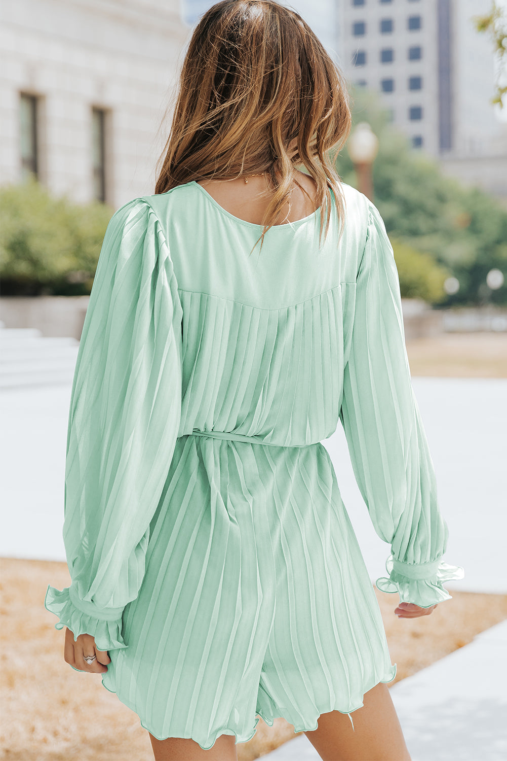 Combi-short plissée à volants et boutons à la taille, col en V, vert-A WOMAN WE LOVE