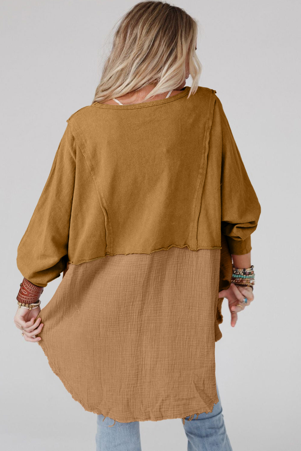 Blouse surdimensionnée haute et basse à ourlet brut et épissure froissée camel