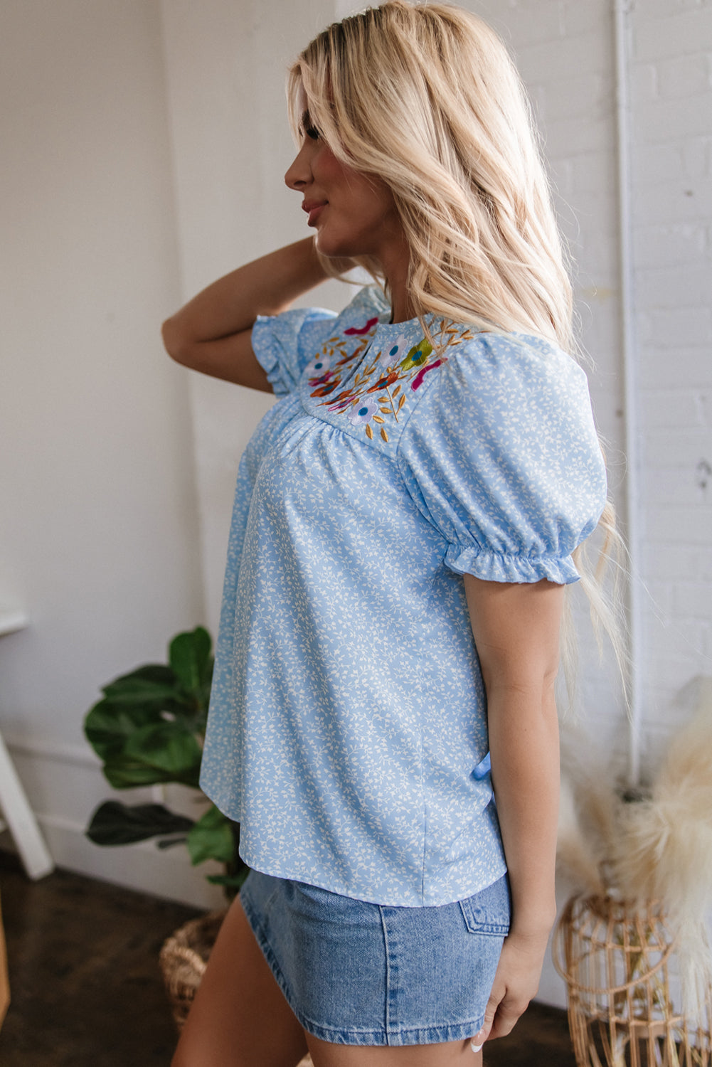 Blouse bleu ciel cranté-A WOMAN WE LOVE