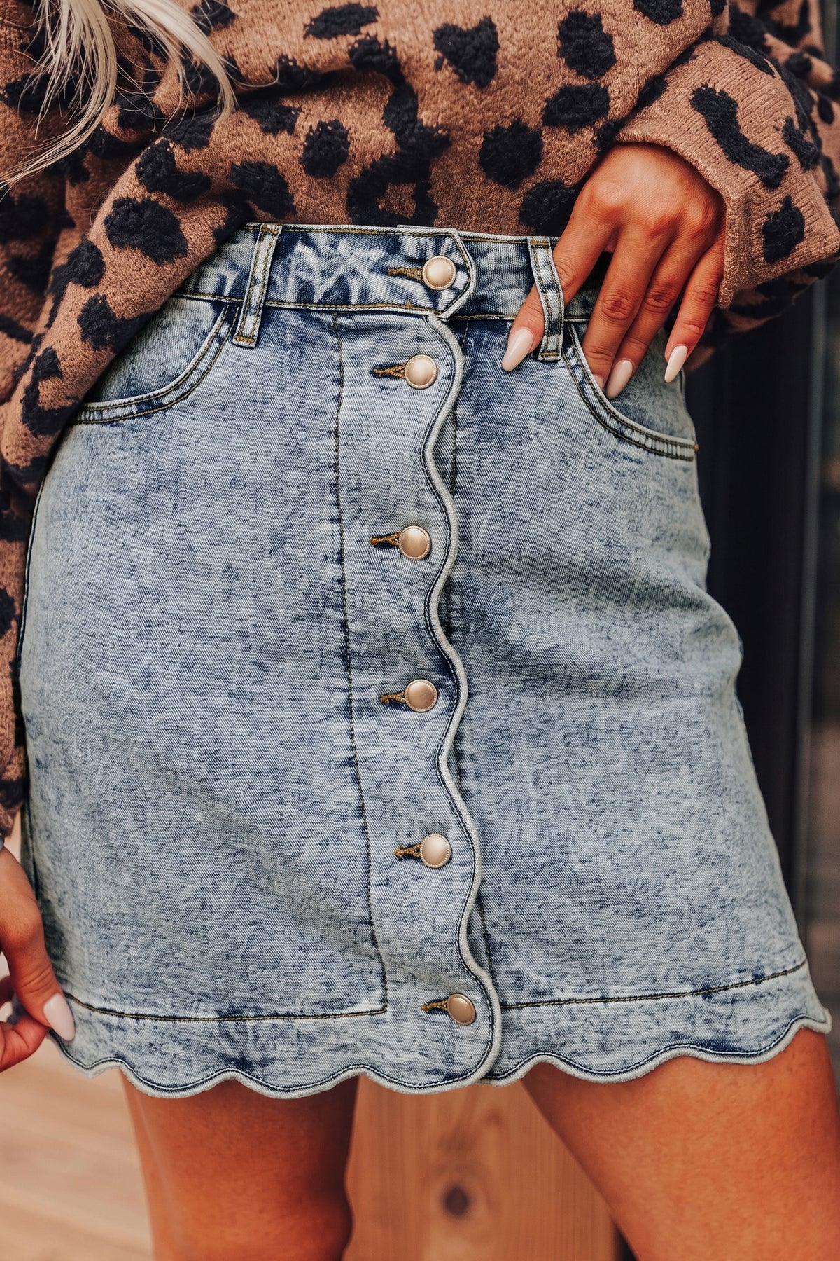 Jupe courte en jean à taille haute, boutons devant et bas festonné