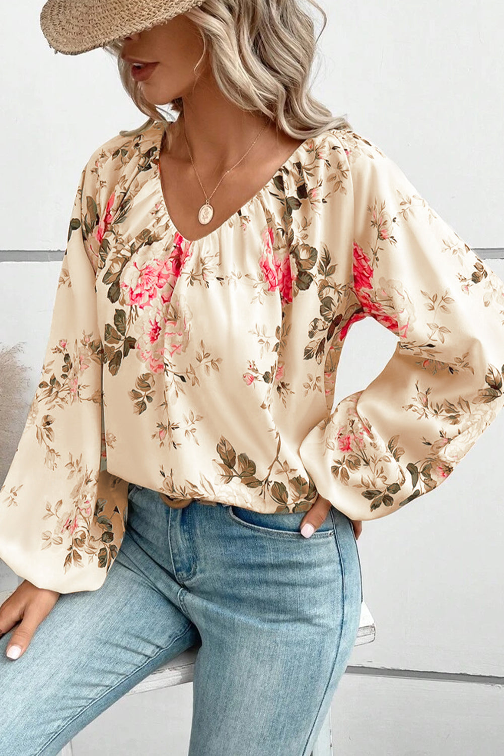 Chemisier beige à col en V et manches lanternes à imprimé floral-A WOMAN WE LOVE