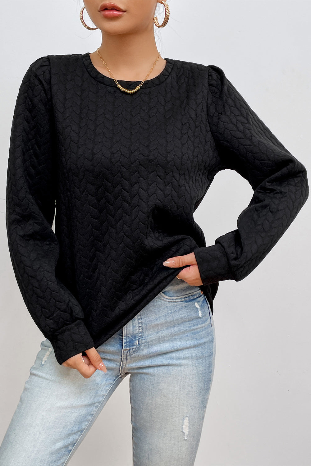 Sudadera negra texturizada con mangas hinchadas y retorcidas