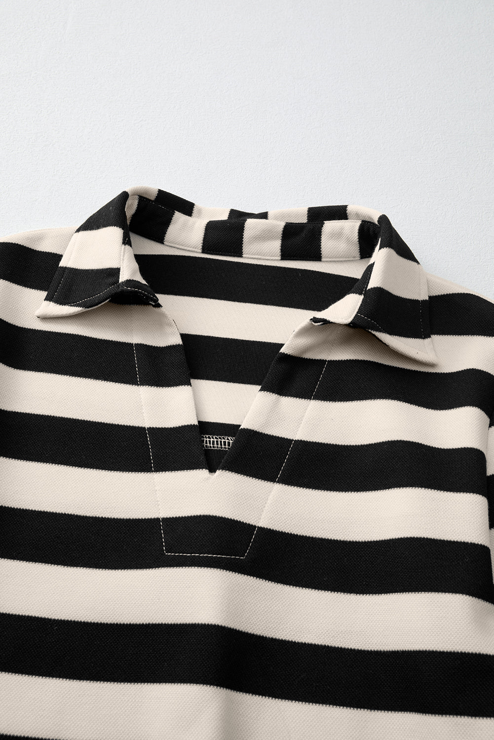 Robe décontractée ample à col en V et manches longues à rayures noires
