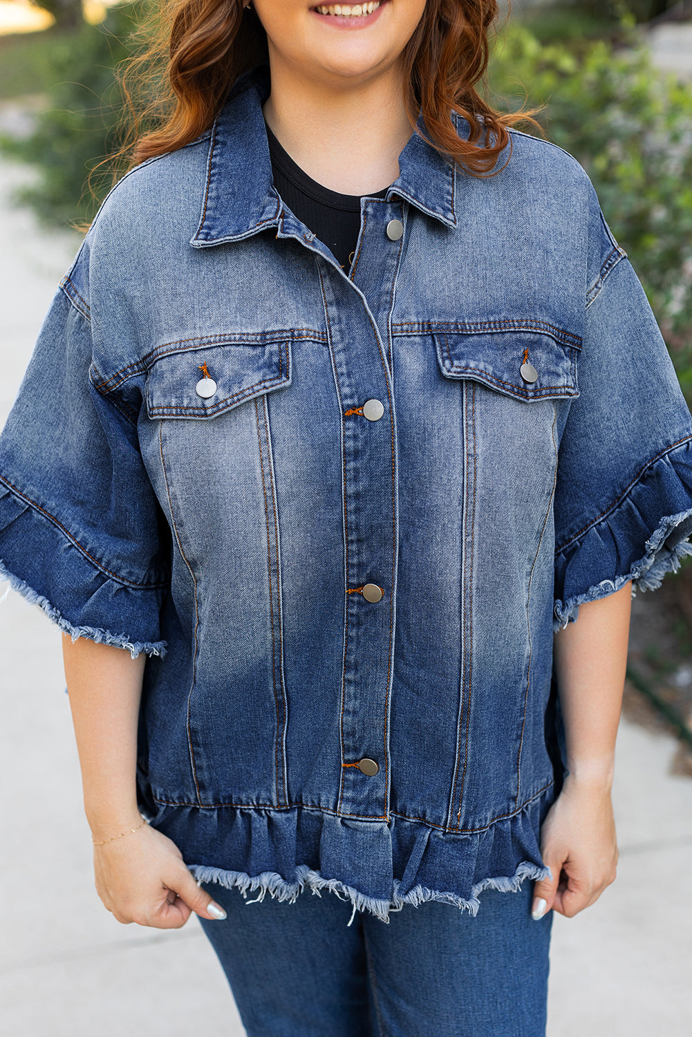 Veste en jean grande taille à manches courtes et effilochée bleu paon