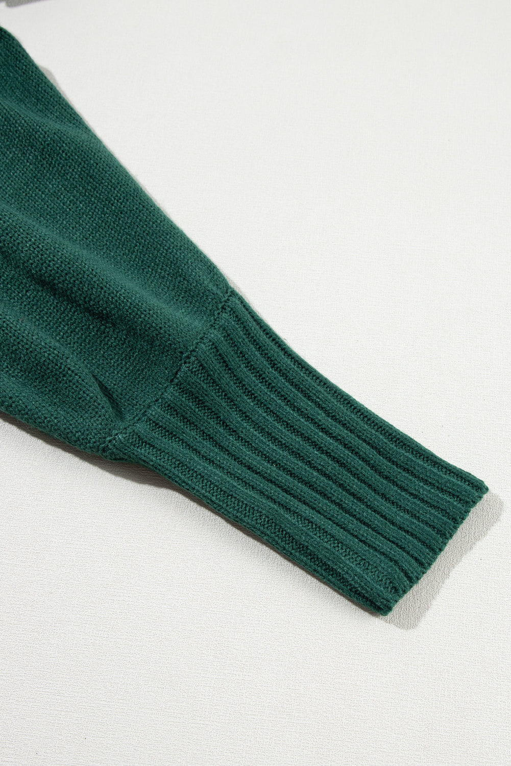 Pull à col haut brodé de lettres joyeuses vert noirâtre *