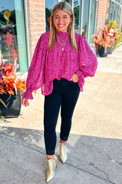 Fluid blouse gathered with puffy sleeves and pink leopard