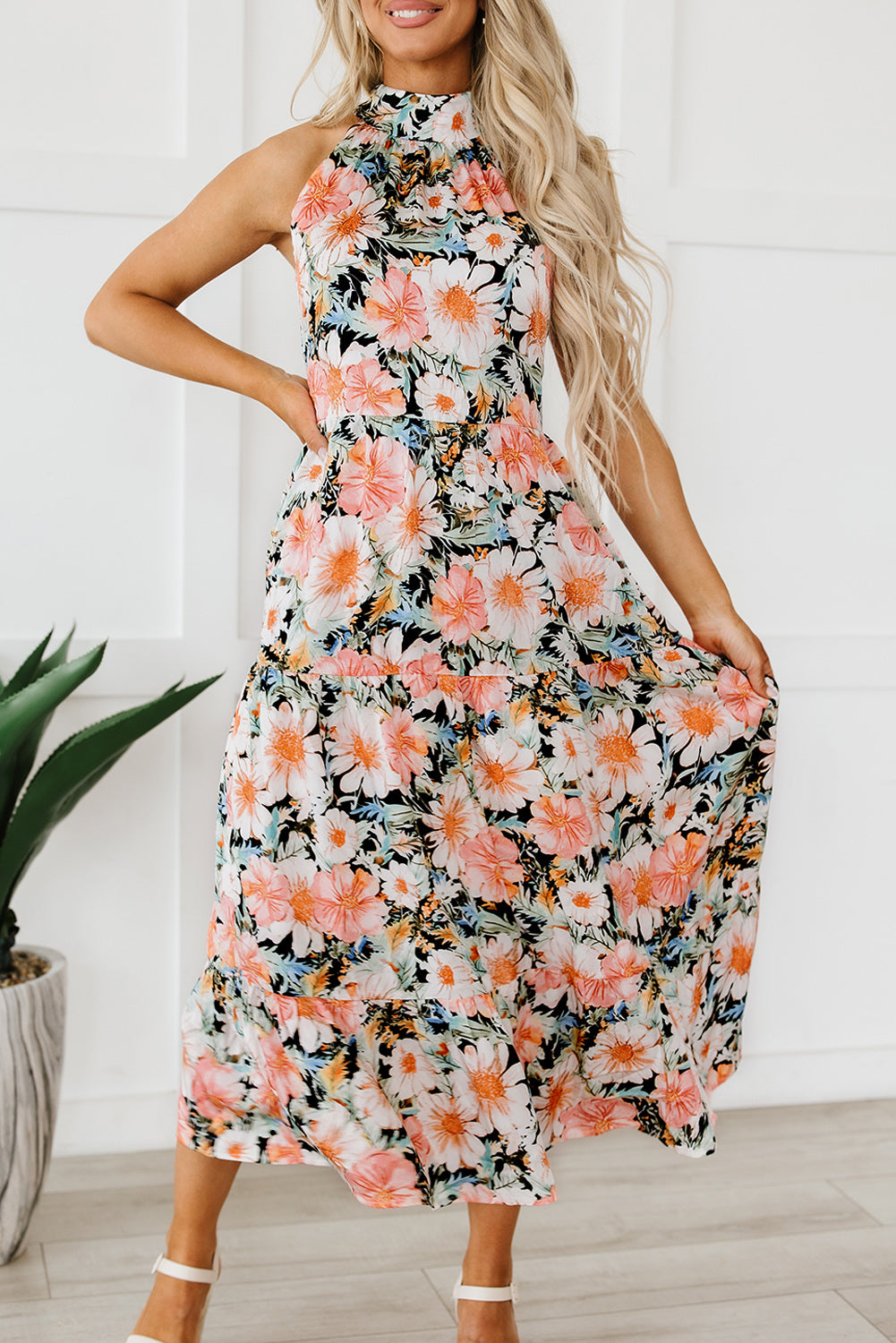 Robe longue noire à volants et col licou noué à imprimé floral style bohème