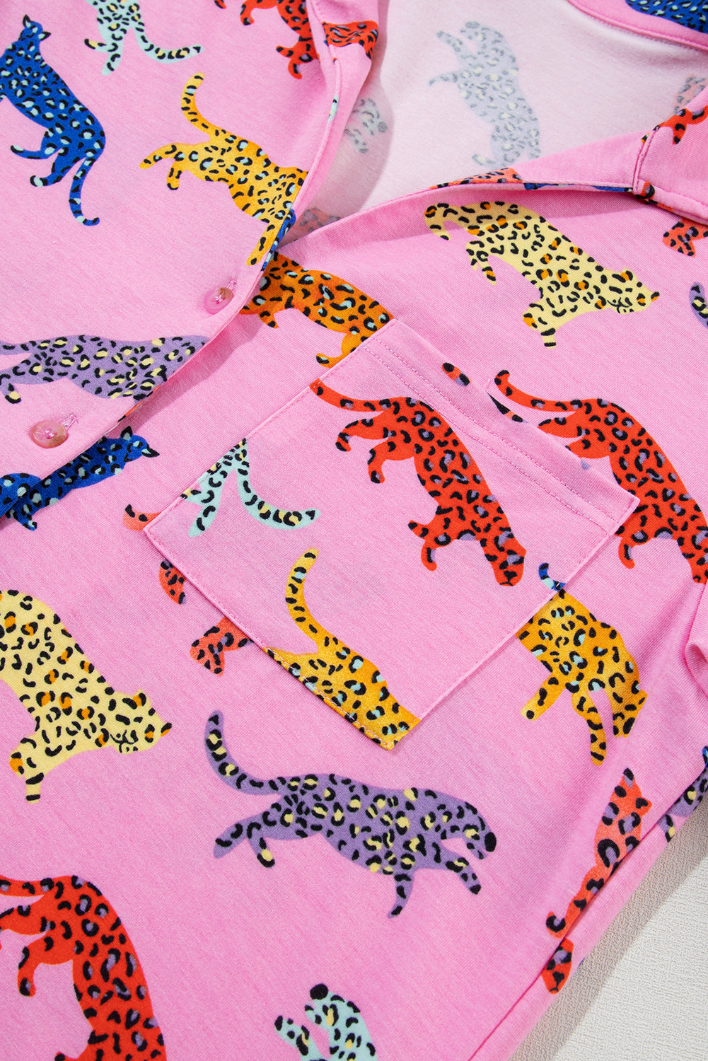 Ensemble pyjama chemise et pantalon rose à imprimé guépard-A WOMAN WE LOVE