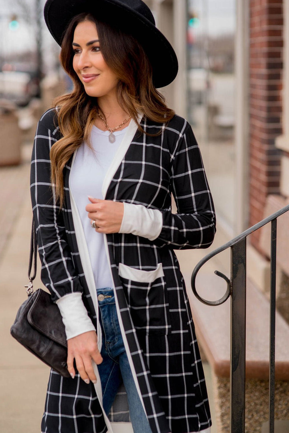 Cardigan ouvert à carreaux noirs avec bords color block et poche-A WOMAN WE LOVE