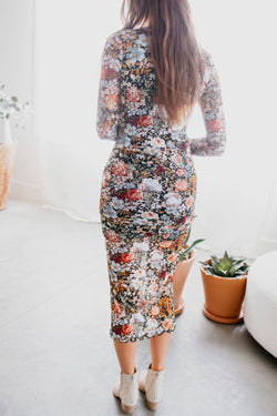 Mid-length dress with floral print and tight amount with long sleeve brown