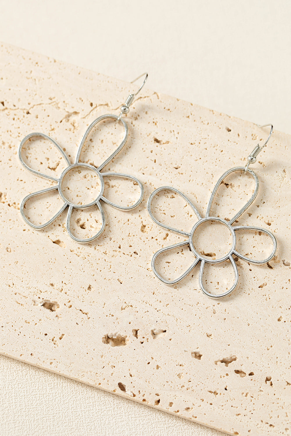 Boucles d'oreilles crochet fleur creuse en alliage argenté