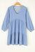 Hermoso azul -mini -robos en chambray con volantes y mangas hinchadas, v -neck