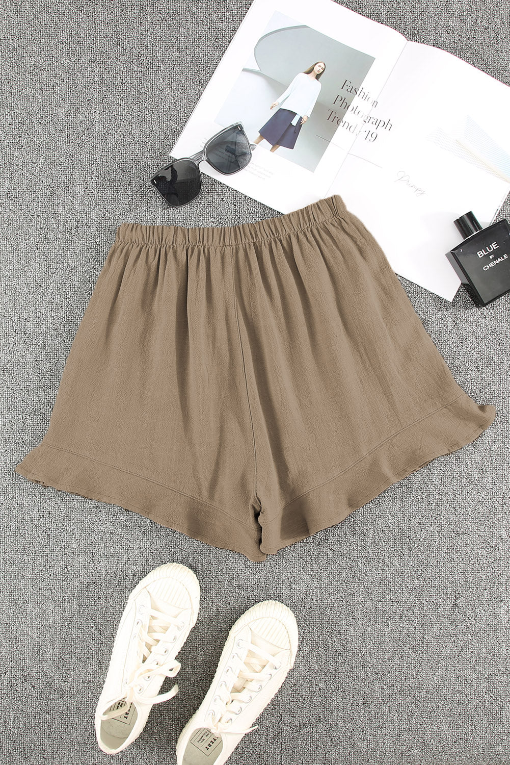 Khaki shorts with ruffles and high waist pockets