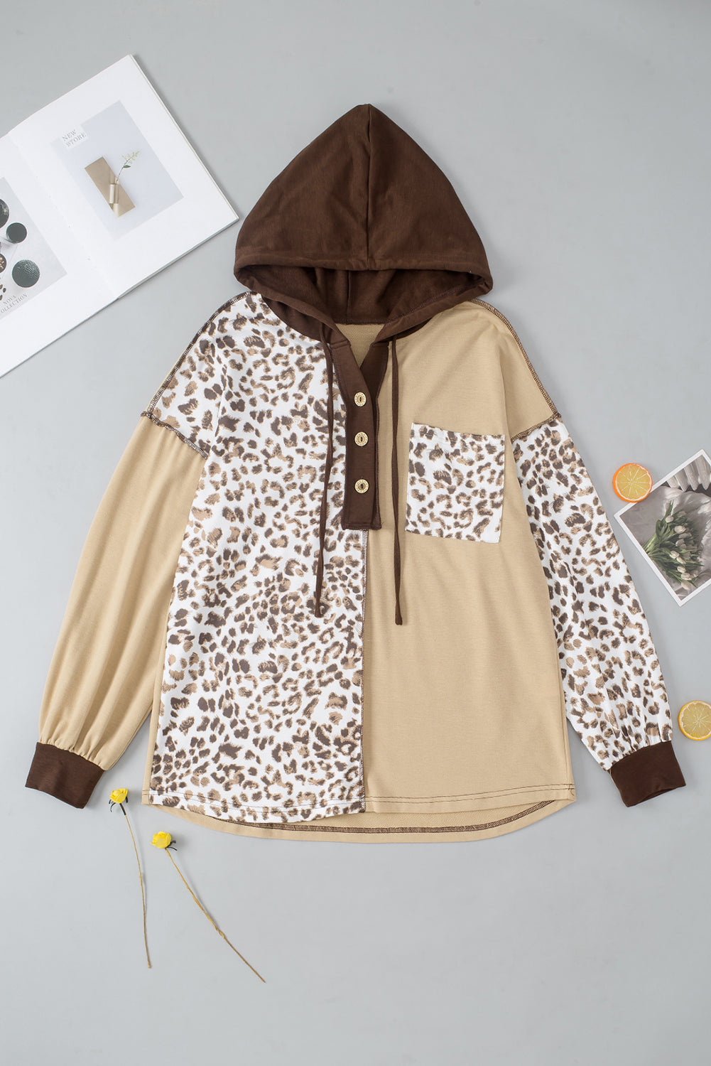 Tasca del torace del colore leopardo marrone con cappuccio Henley con cappuccio Henley