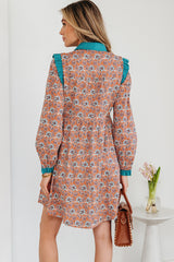 Robe courte chemise orange bohème à col contrastant et imprimé floral.