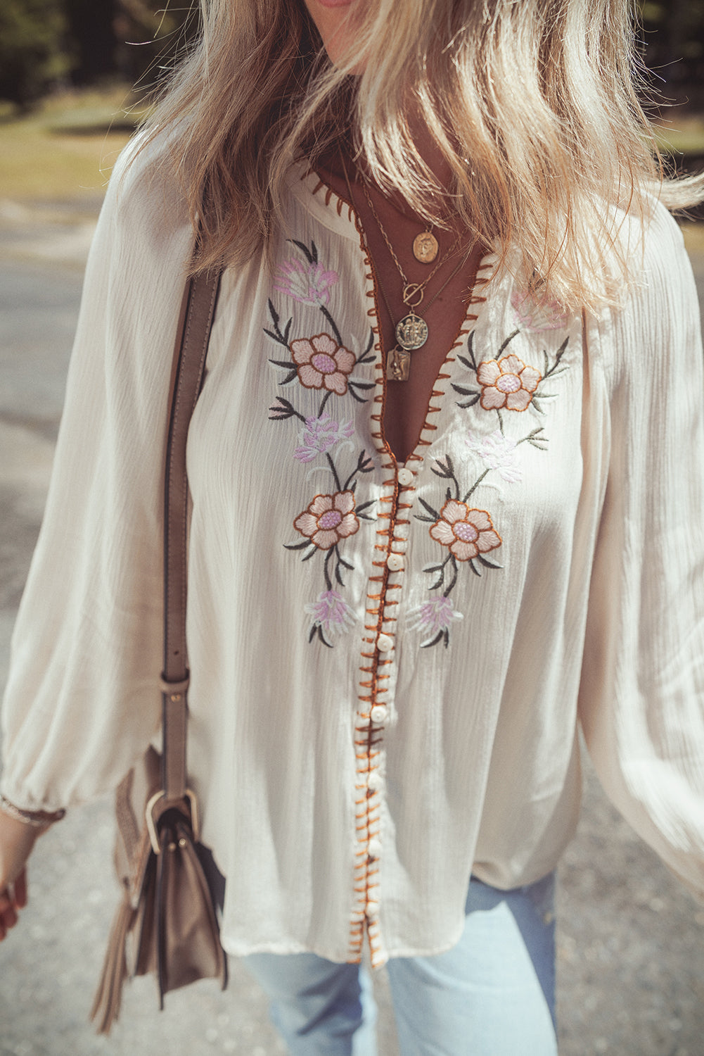 Chemise ample beige à manches bouffantes texturées brodées de fleurs