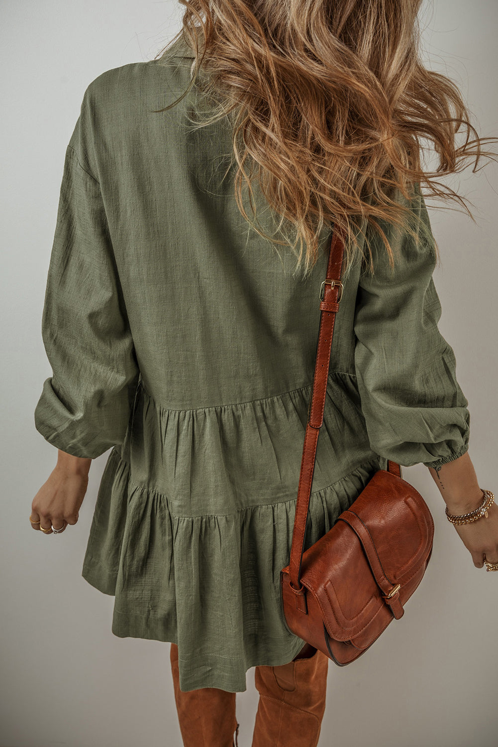 Mini-Robe folded shirt buttoned with puffy sleeves and several jungle green levels