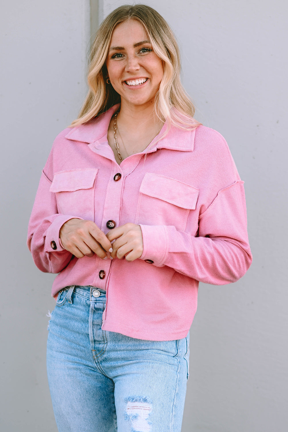 Veste chemise rose avec poches et col rabattu