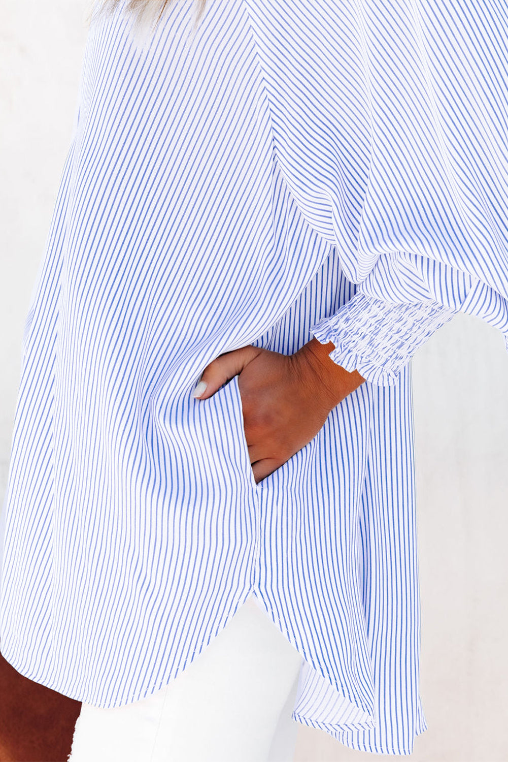 Sky Blue Smokled Cuffd Striped Boyfriend Shirt avec poche