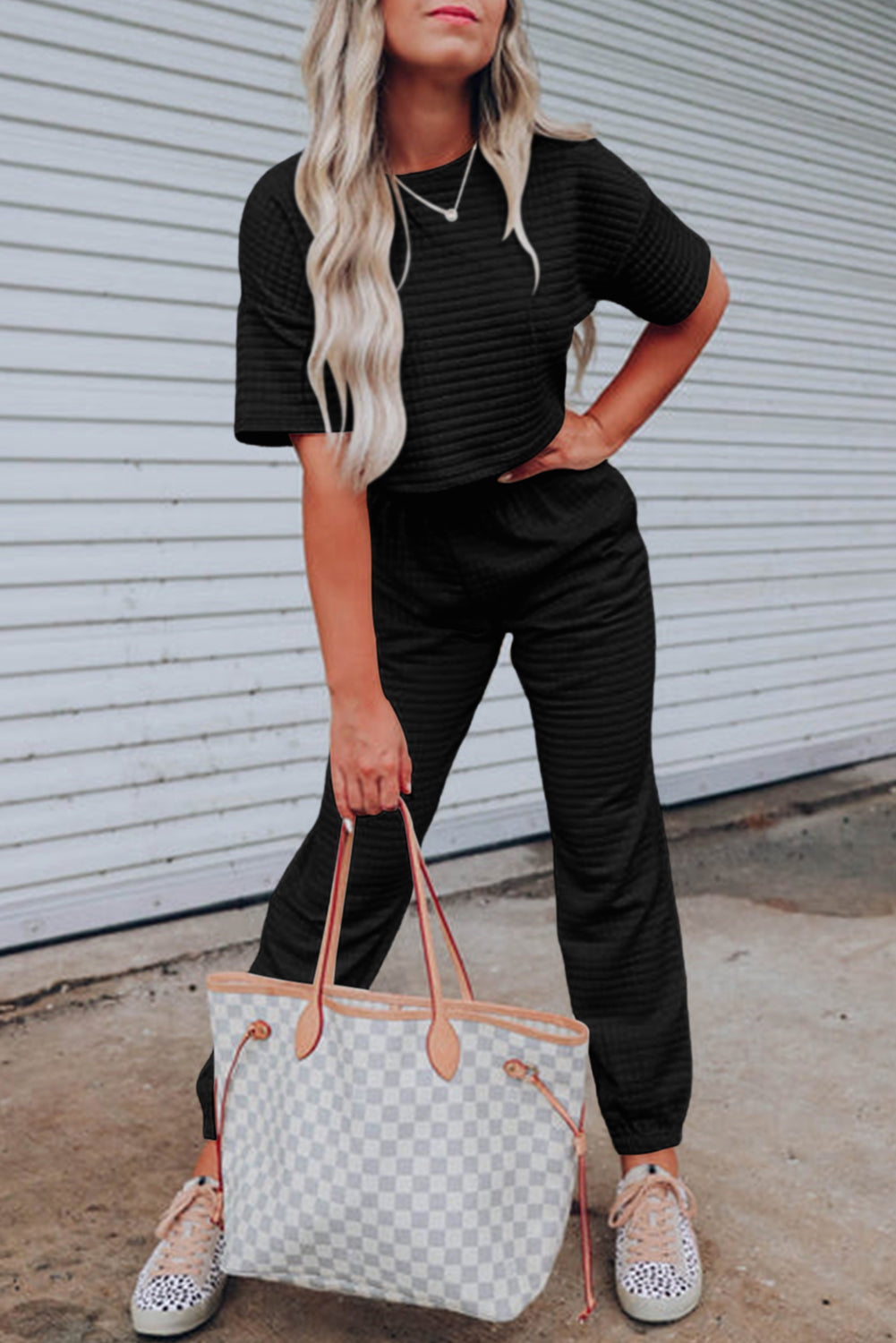 T-shirt radieux et pantalon de jogger texturé en réseau noir