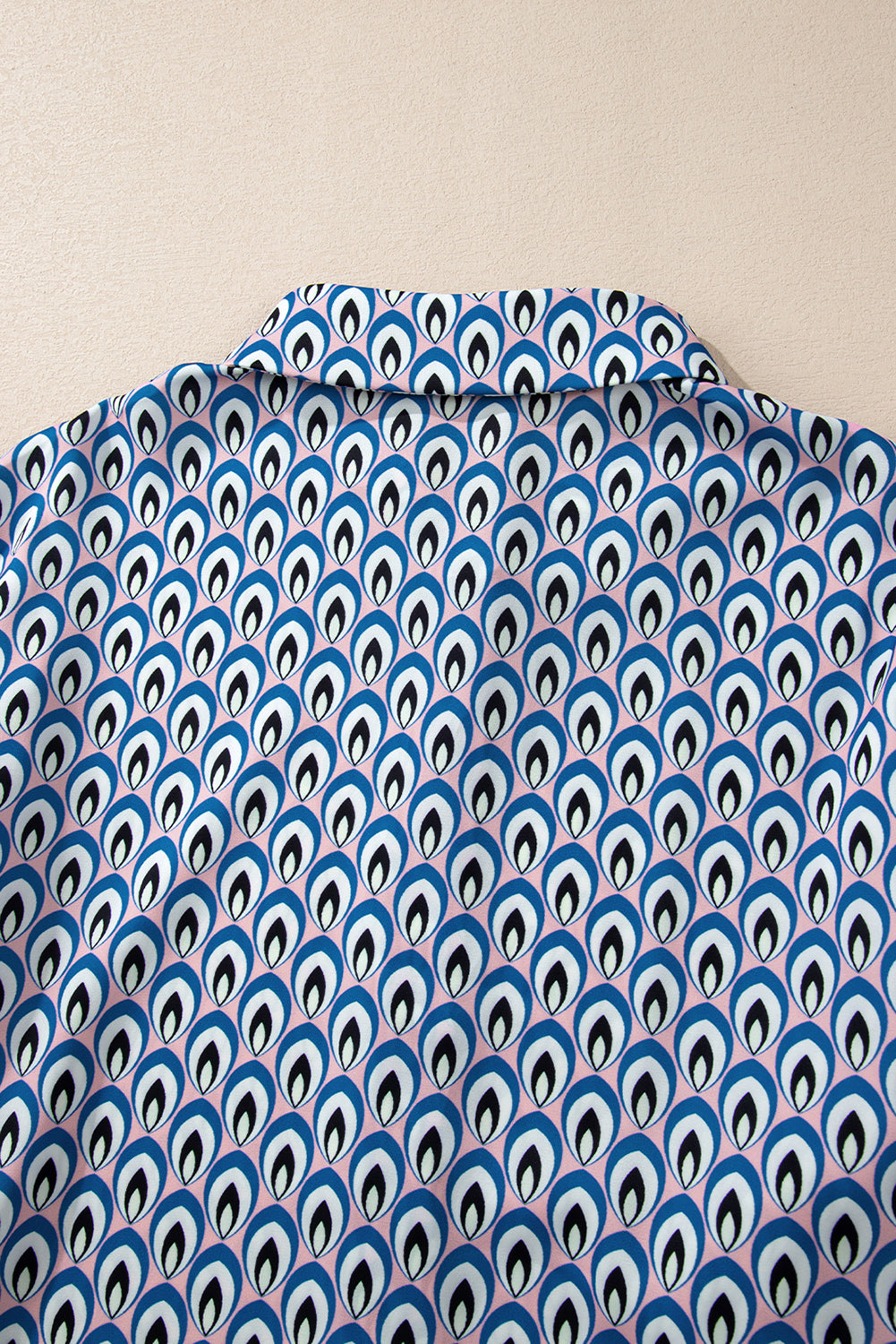 Chemise surdimensionnée boutonnée à revers froncé et imprimé abstrait bleu ciel-A WOMAN WE LOVE