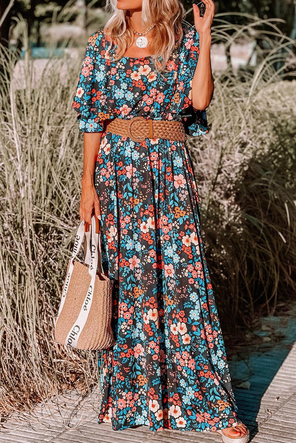 Robe longue à fleurs bleu ciel nouée dans le dos et col carré