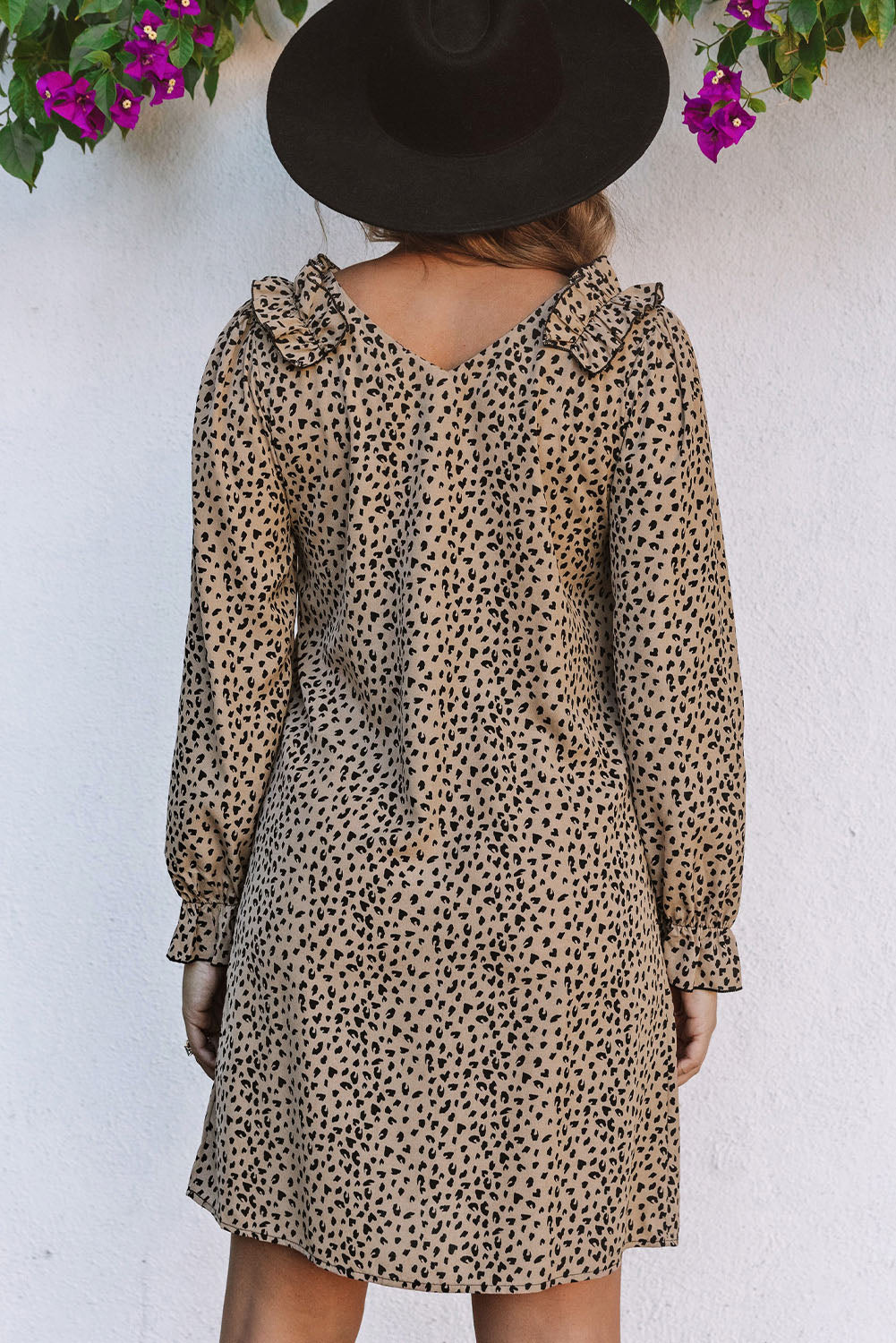 Vestido de cuello con adornos de leopardo de leopar