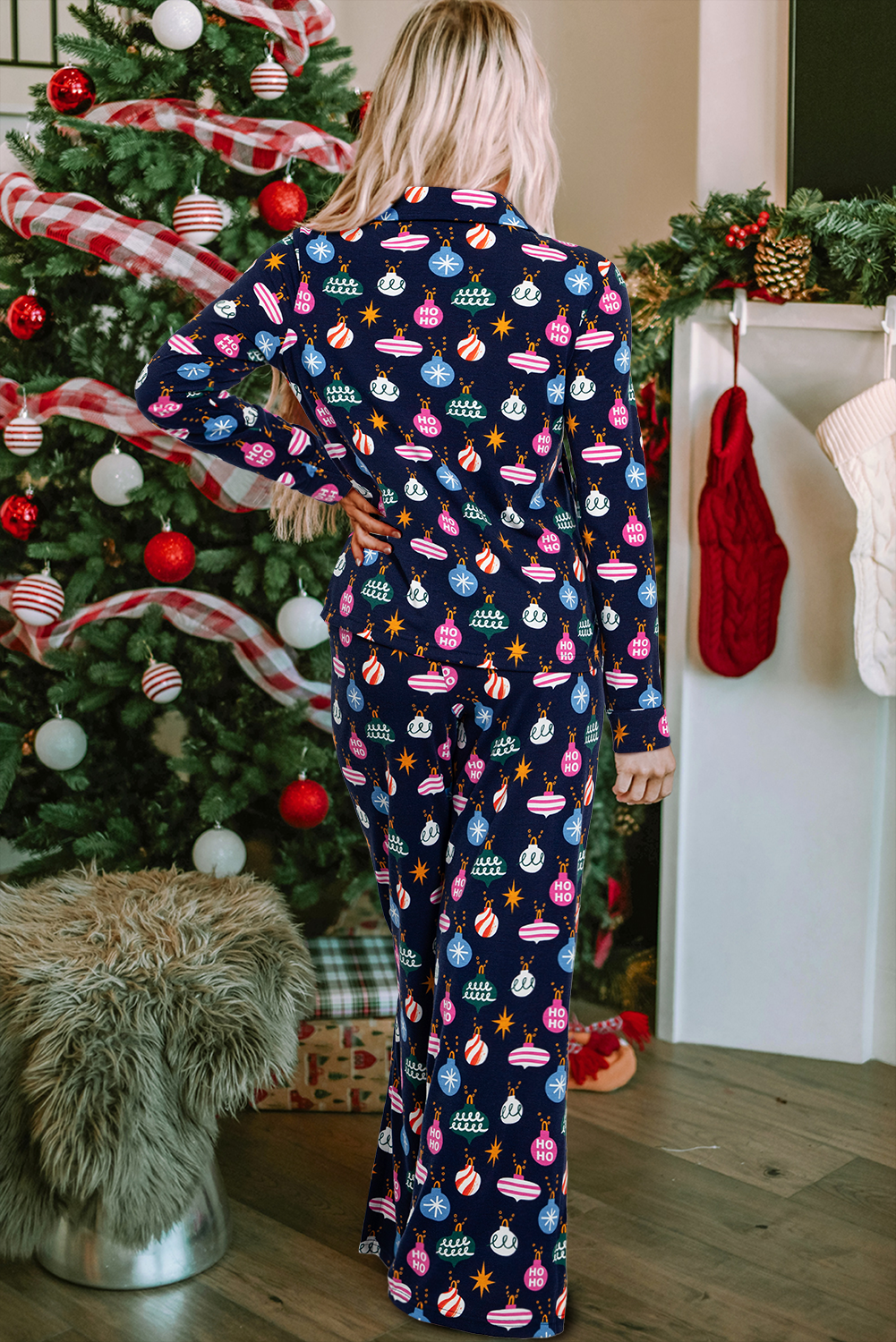 Ensemble pyjama chemise et pantalon imprimé lumières de Noël colorées bleu marine-A WOMAN WE LOVE