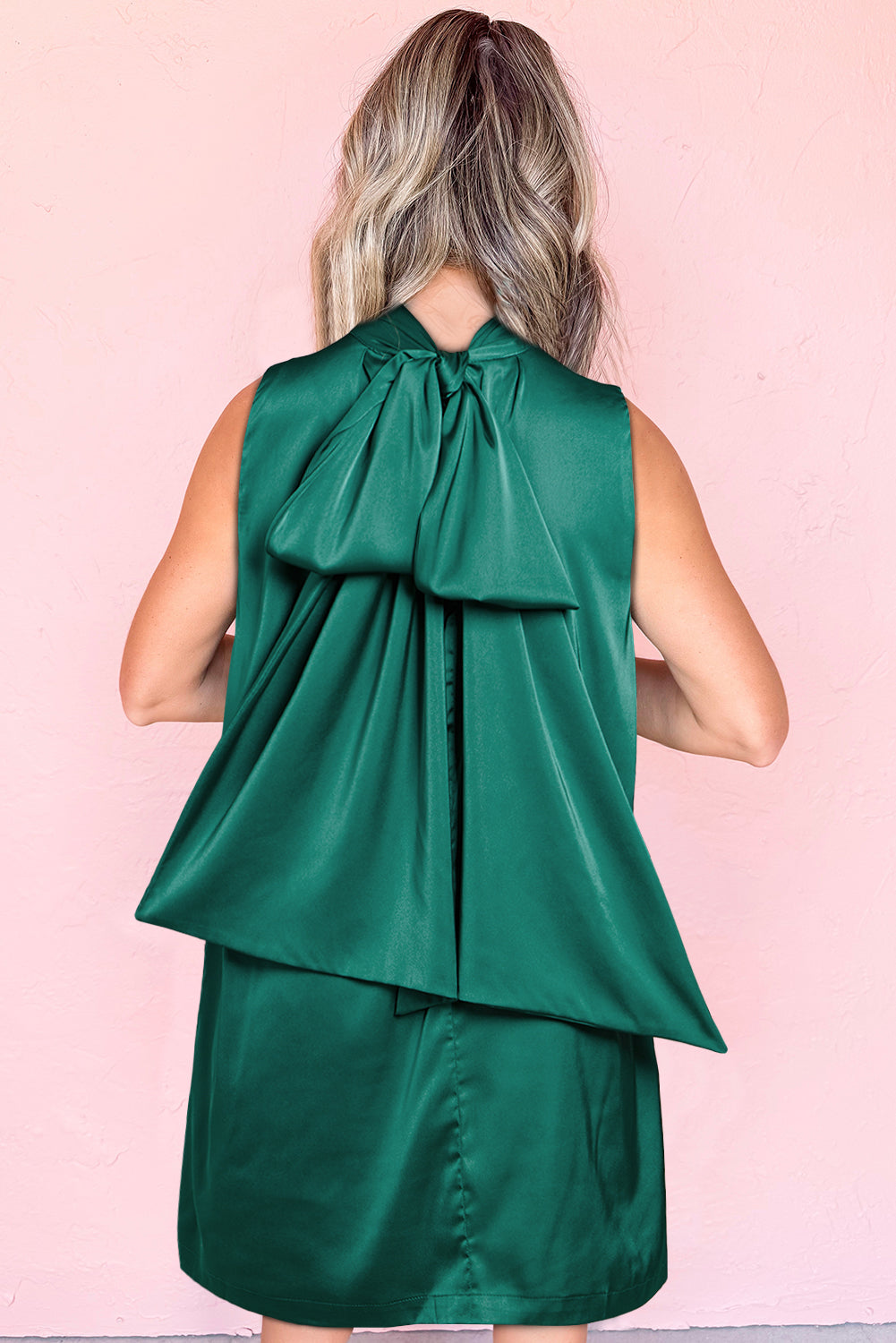 Evergreen - Mini-robe droite sans manches en satin avec nœud papillon-A WOMAN WE LOVE