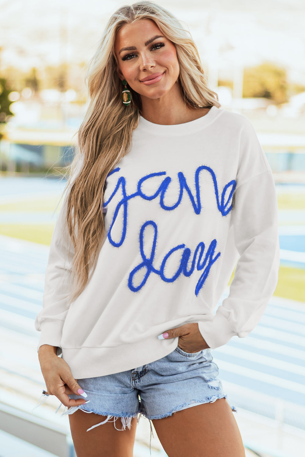 Tinsel Game Day Graphics White Sweins con hombros caídos