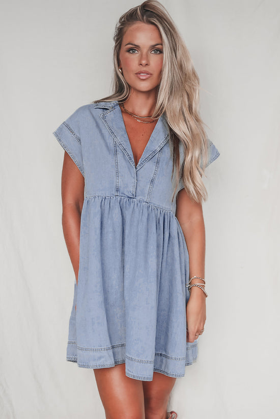 Robe babydoll en jean taille haute à manches courtes *