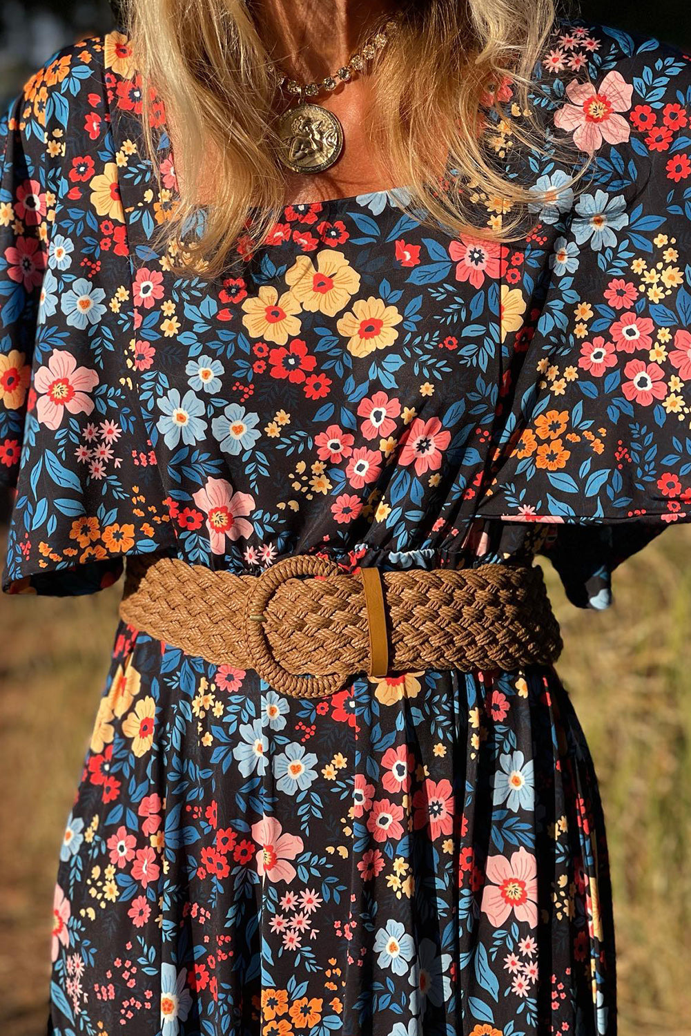 Robe longue à fleurs bleu ciel nouée dans le dos et col carré