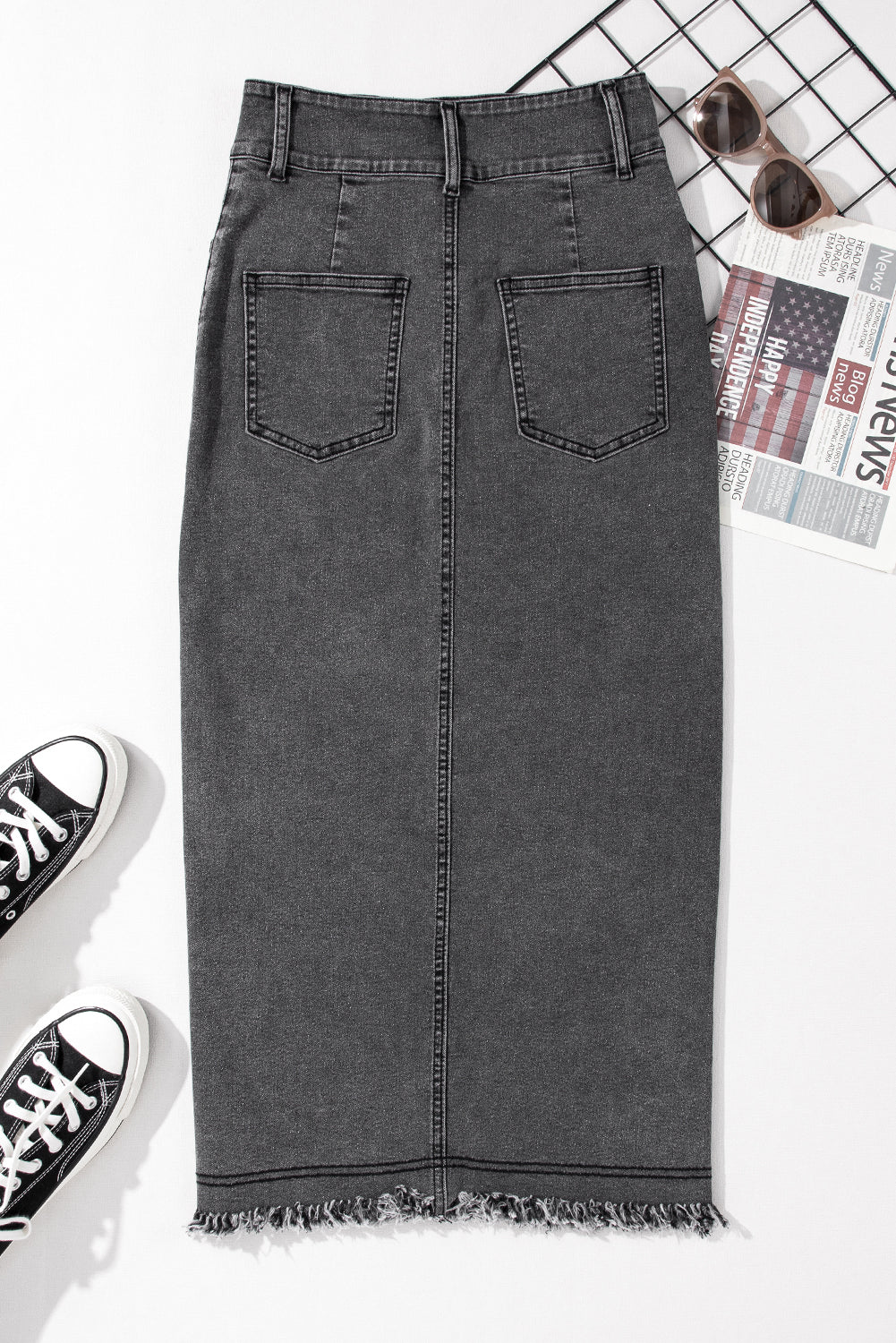 Falda midi en denim negro con bordes crudos y hendiduras laterales