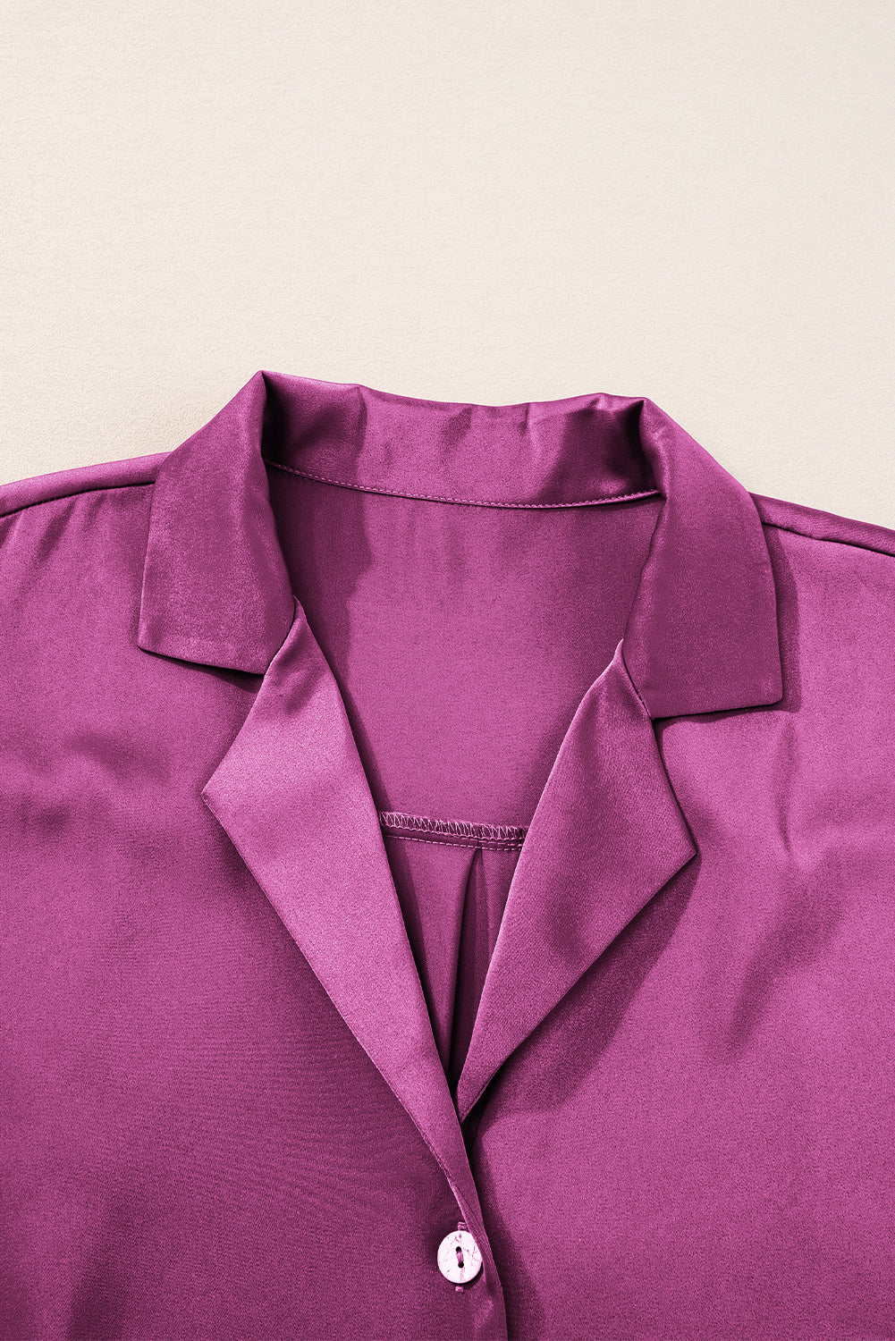 Chemise en satin à manches courtes et poignets repliés rose rouge-A WOMAN WE LOVE