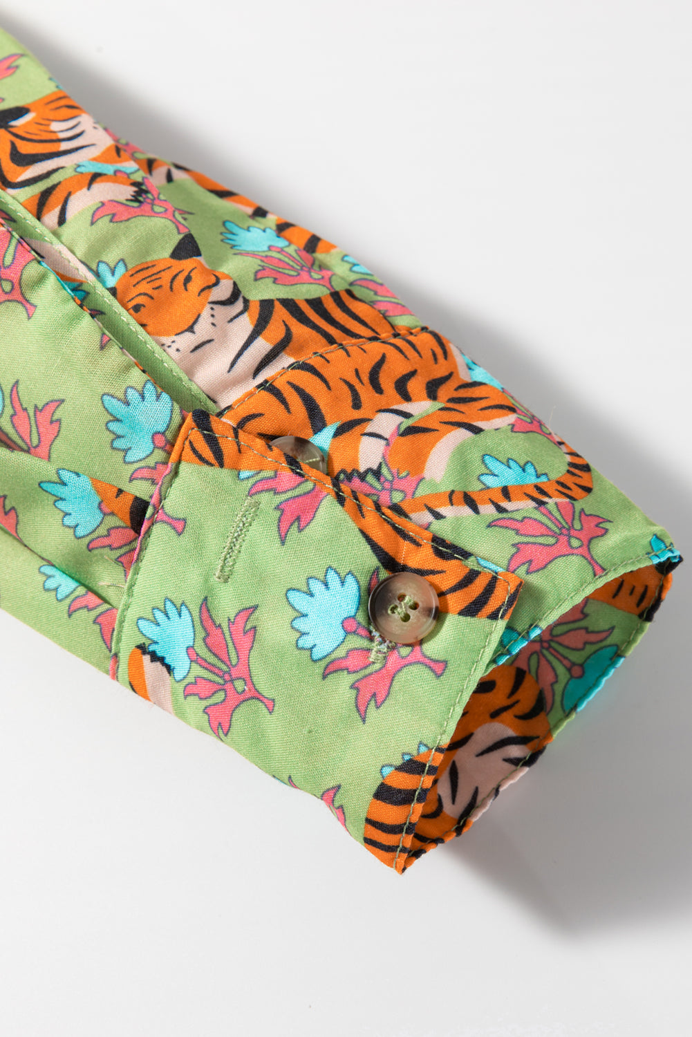 Chemise décontractée à col en V et imprimé floral tigre vert-A WOMAN WE LOVE