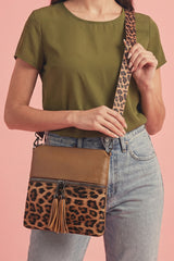 Petit sac d’épaule marron en simili cuir à détails léopard et pompons