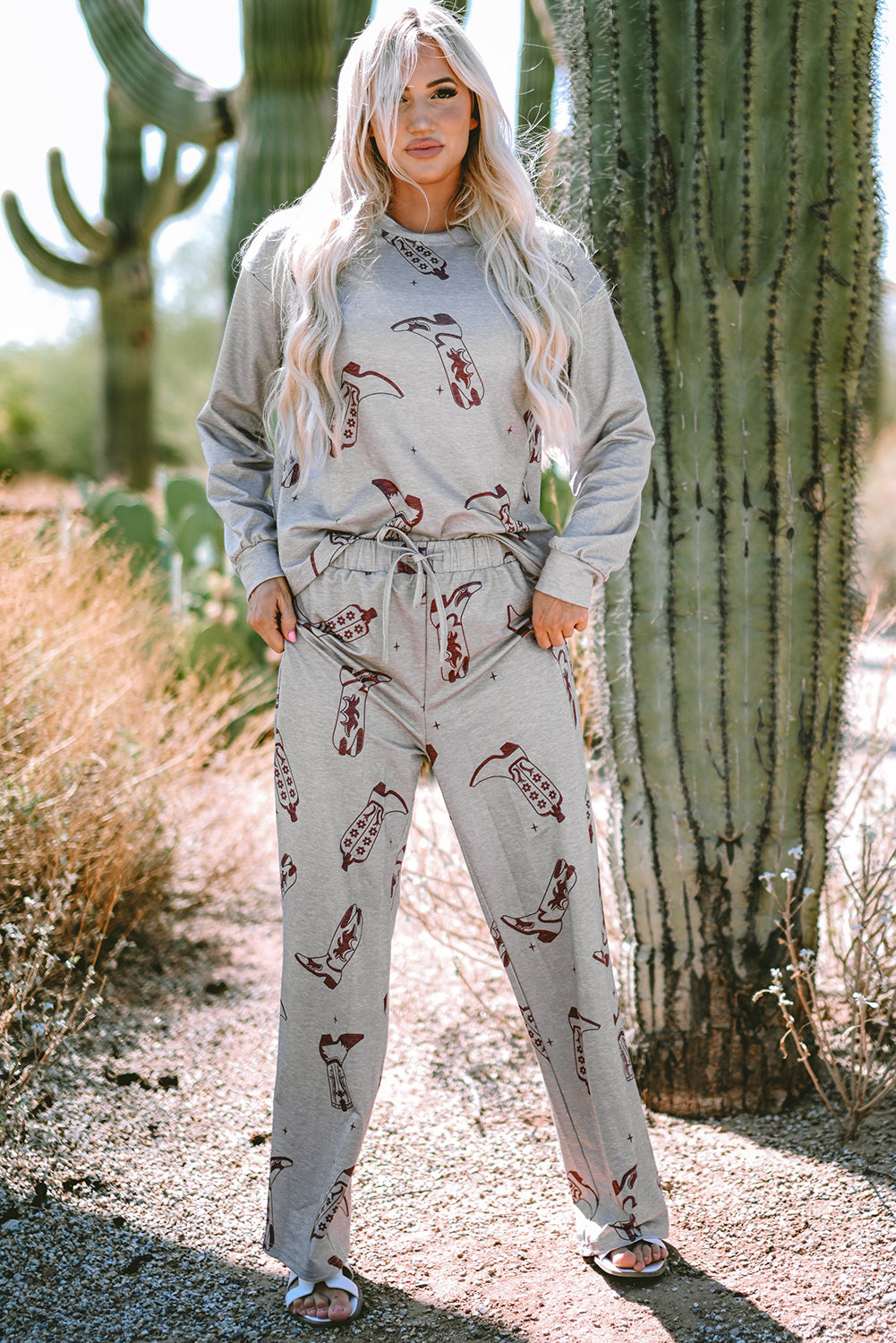 Ensemble de salon avec haut et pantalon à manches longues et bottes de cow-girl grises imprimées