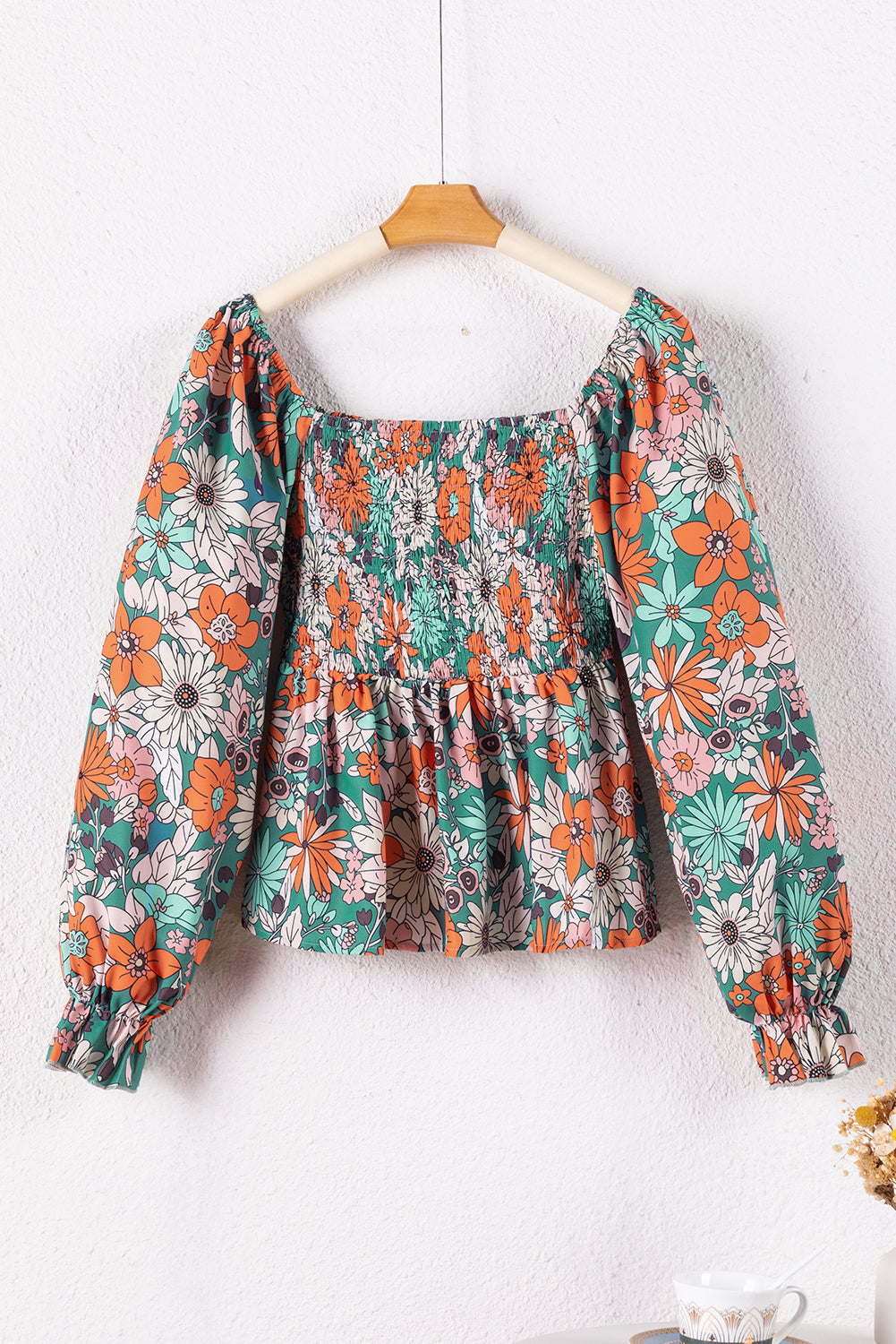 Blouse péplum smockée à imprimé floral et manches bouffantes