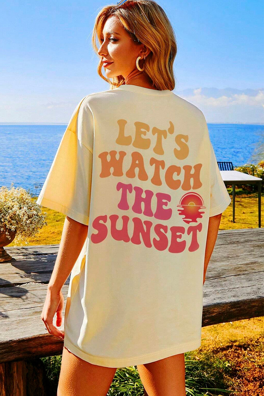 Gelbe Creme Rücken lassen wir uns den Sonnenuntergang mit halben Ärmel -T -Shirt beobachten