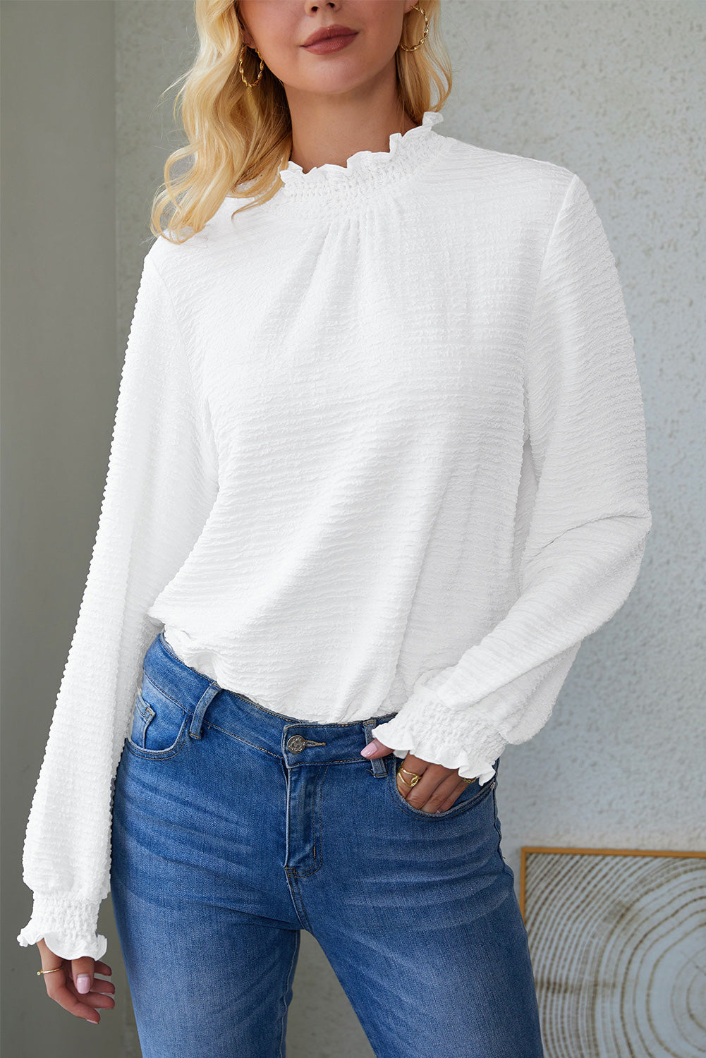 Chemisier blanc à volants et col smocké texturé à manches évêque-A WOMAN WE LOVE