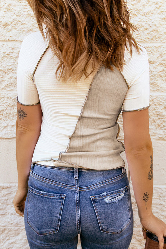 Camiseta delgada con acanalado con costuras de bloque de color blanco