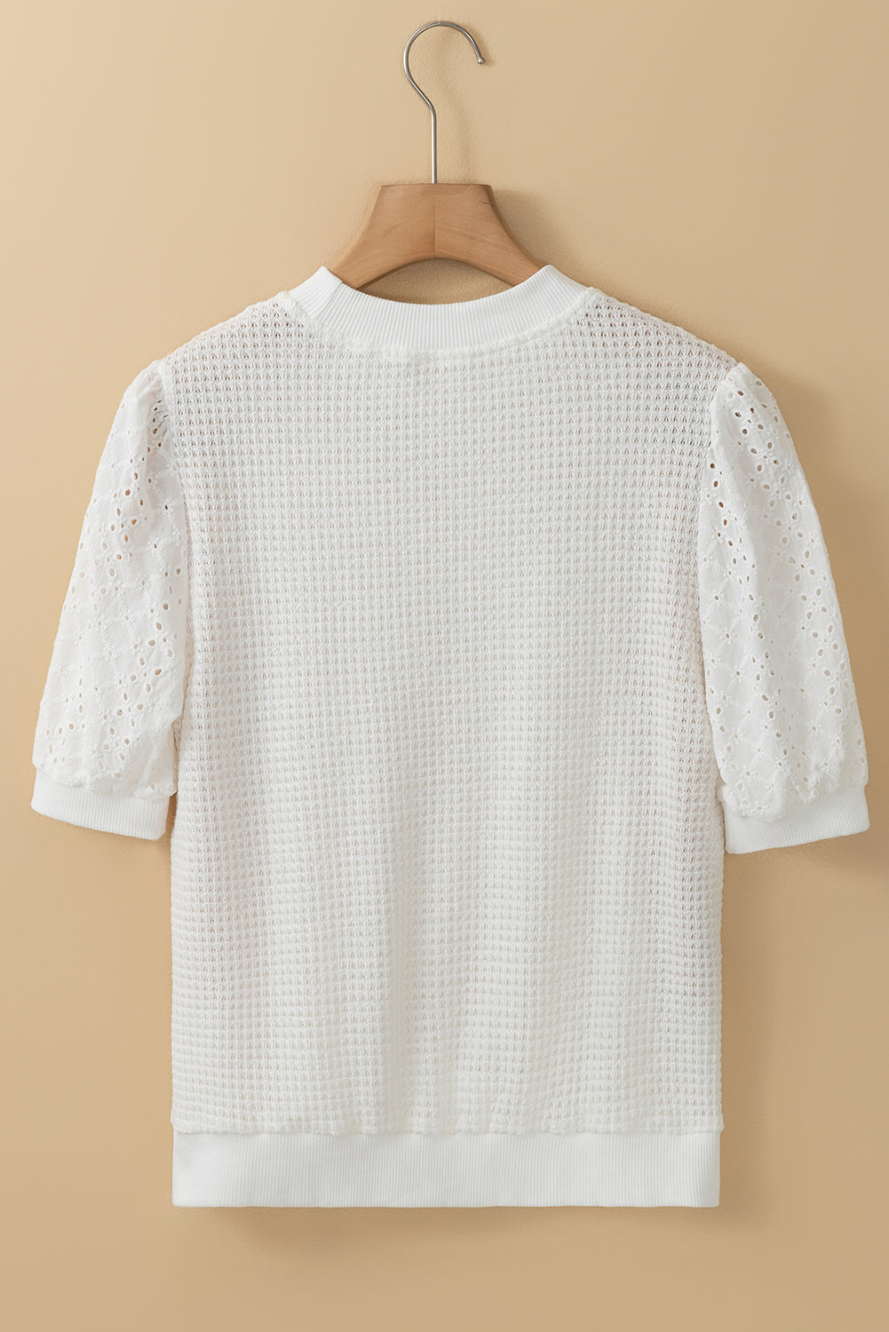 T-shirt blanc en tricot gaufré à manches bouffantes en broderie anglaise