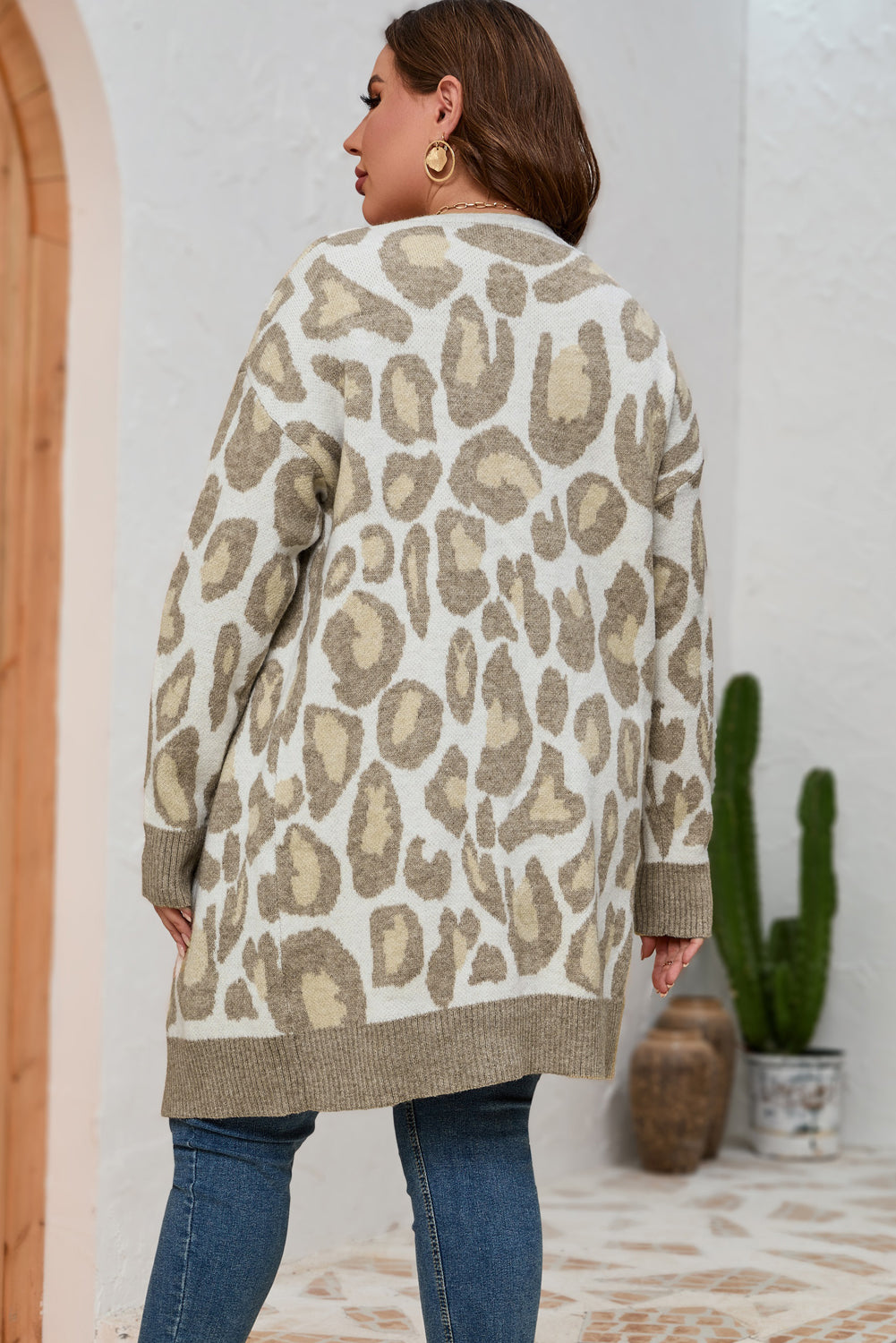 Cardigan de motif léopard de taille beige plus taille