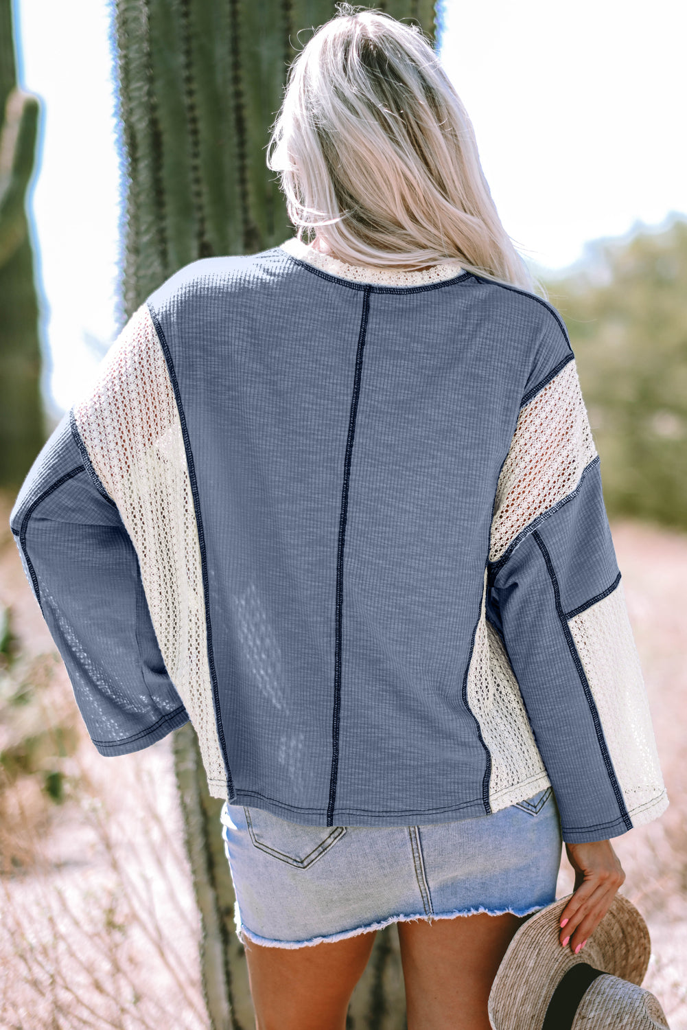 Haut ample haut bas bleu Ashleigh avec détails en crochet et coutures apparentes