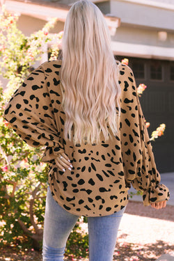 Blouse Large V -neck leopard and ruffle cuffs