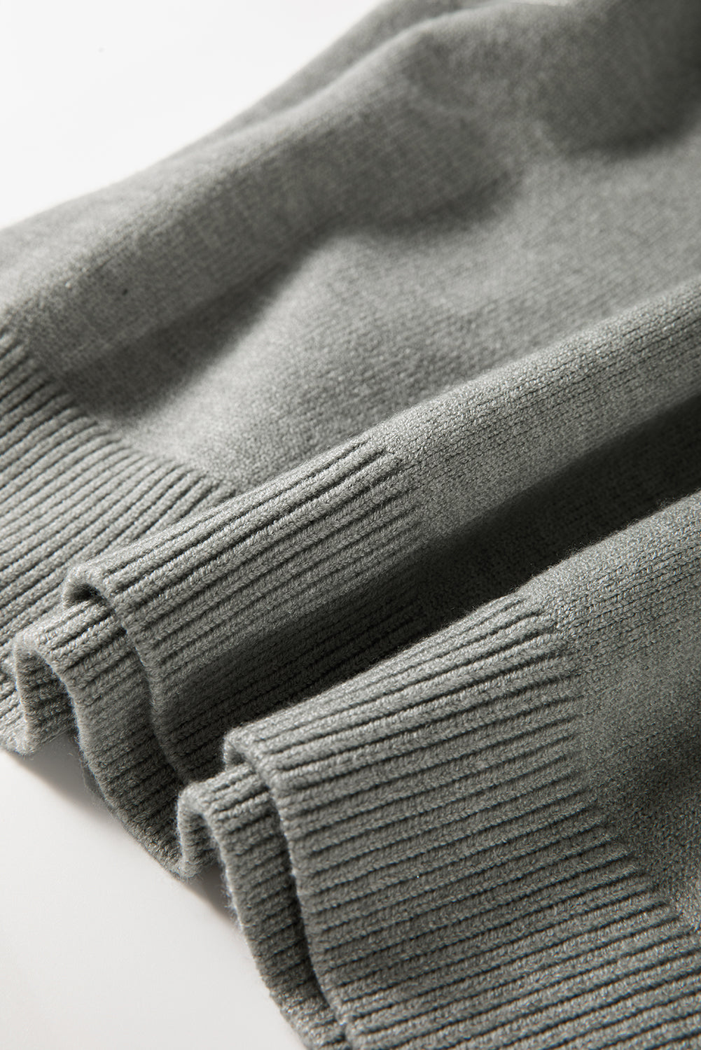 Pull gris clair à col rond et épaules tombantes perlées