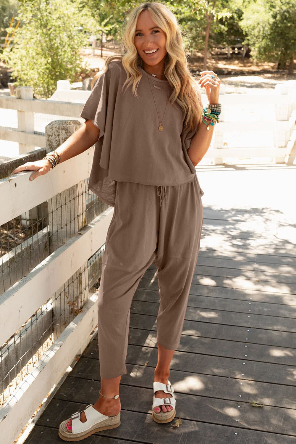 TE-shirt et pantalon de culture à t-shirt et à crop taupe haut taupe