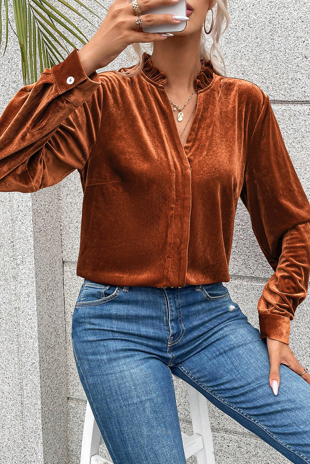 Chemise en velours à col volanté et flamme dorée-A WOMAN WE LOVE