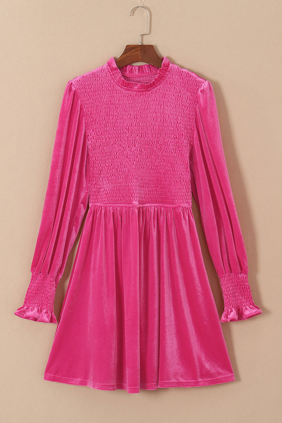 Vestido de terciopelo de corpiño con cañón y collar de volante rosa