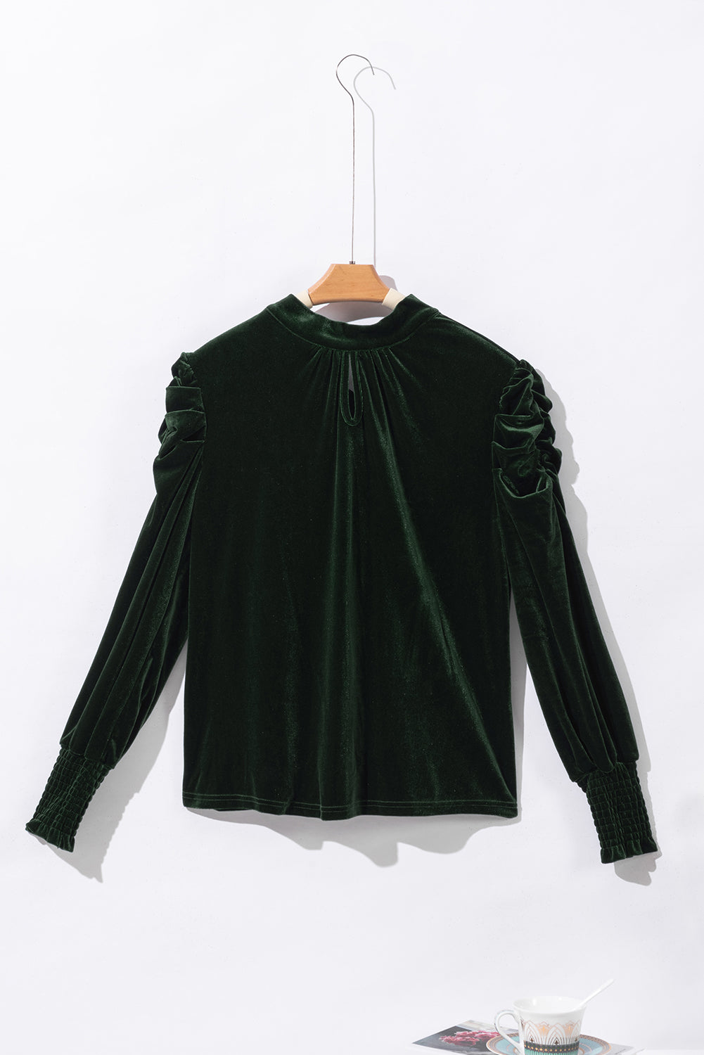 Elegant velvet blouse with a green amount of green *